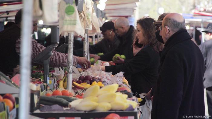 Les gens à un marché à Paris Les gens à un marché à Paris