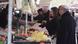 Un grupo de personas compra frutas en un mercado en París. Un grupo de personas compra frutas en un mercado en París.
