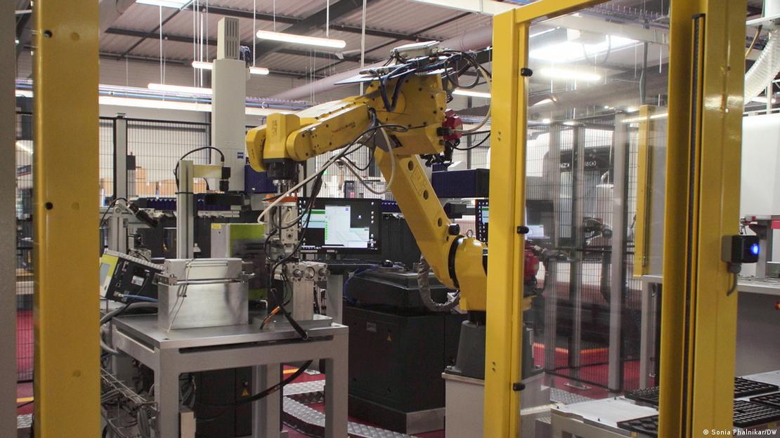Robô industrial em dependências de fábrica
