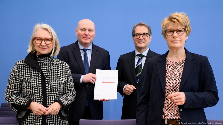 目前的德國經濟專家委員會成員施尼策（Monika Schnitzer）、特魯格（Achim Truger）、 韋蘭特（Volker Wieland） 和格林姆（Veronika Grimm）