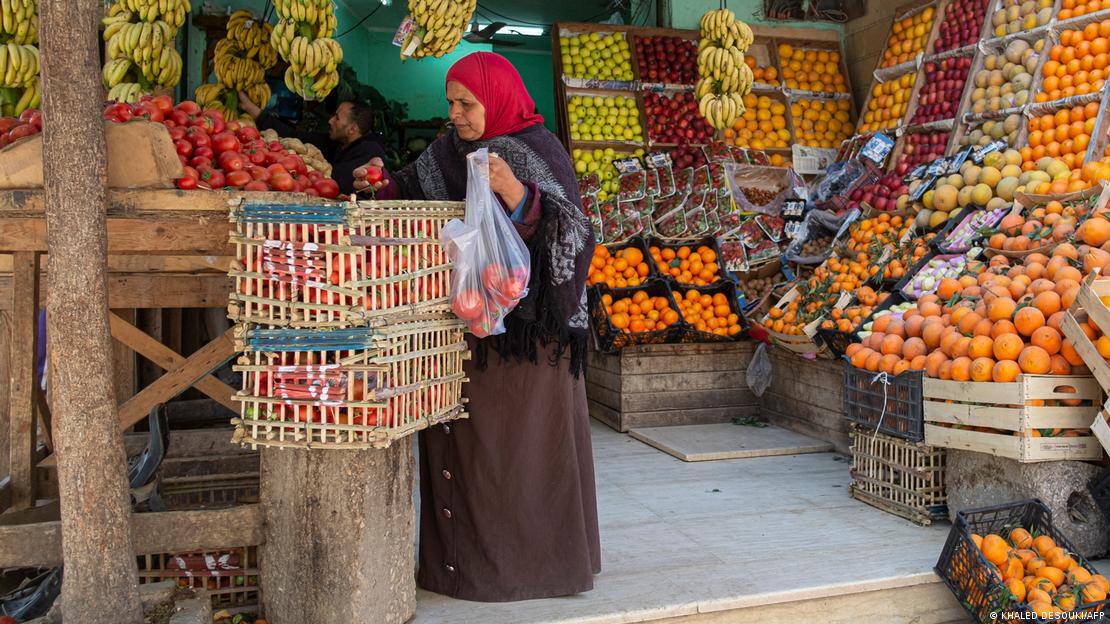 Αιγύπτια ψωνίζει σε Λαϊκή Αγορά του Καΐρου