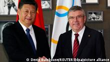 Der chinesische Staaatspräsident Xi Jinping (l) trifft am 18.01.2017 den Präsidenten des Internationalen Olympischen Komitees (IOC), Thomas Bach, bei einem Besuch des Olympischen Museums in Lausanne (Schweiz). Foto: Denis Balobouse/POOL REUTERS/dpa +++ dpa-Bildfunk +++