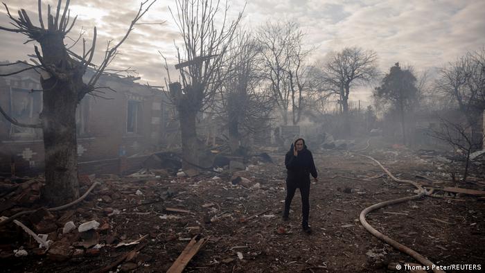 Ucraniana en medio de la destrucción en Járkov.