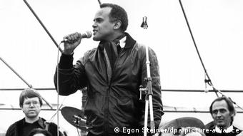 US singer Harry Belafonte with microphone at the peace demonstration in Bonn 1981