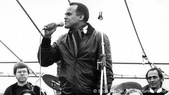 US singer Harry Belafonte with microphone at the peace demonstration in Bonn 1981