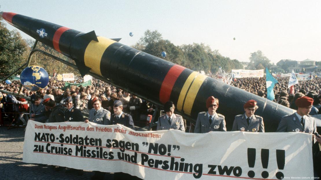 Soldados en una manifestación contra el emplazamiento de misiles de crucero en Alemania en 1983.