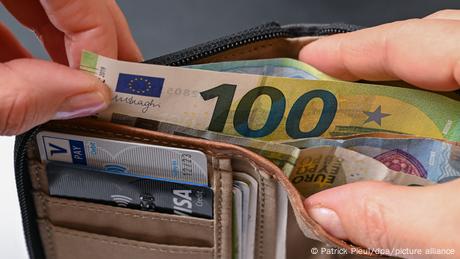 От октомври 2022 минималното почасово заплащане в Германия става 12