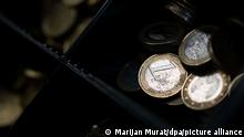 30.03.2022, Baden-Württemberg, Stuttgart: 1-Euro-Münzen liegen in der Einkaufskasse eines Einzelhandelsgeschäfts. Die bereits hohe Inflation hat im Südwesten weiter angezogen. Die Teuerungsrate im März lag im Vergleich zum Vorjahresmonat bei 6,3 Prozent, teilte das Statistische Landesamt in Stuttgart mit. Foto: Marijan Murat/dpa +++ dpa-Bildfunk +++