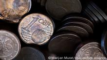 30.03.2022, Baden-Württemberg, Stuttgart: 1-Cent-Münzen liegen in der Einkaufskasse eines Einzelhandelsgeschäfts. Die bereits hohe Inflation hat im Südwesten weiter angezogen. Die Teuerungsrate im März lag im Vergleich zum Vorjahresmonat bei 6,3 Prozent, teilte das Statistische Landesamt in Stuttgart mit. Foto: Marijan Murat/dpa +++ dpa-Bildfunk +++