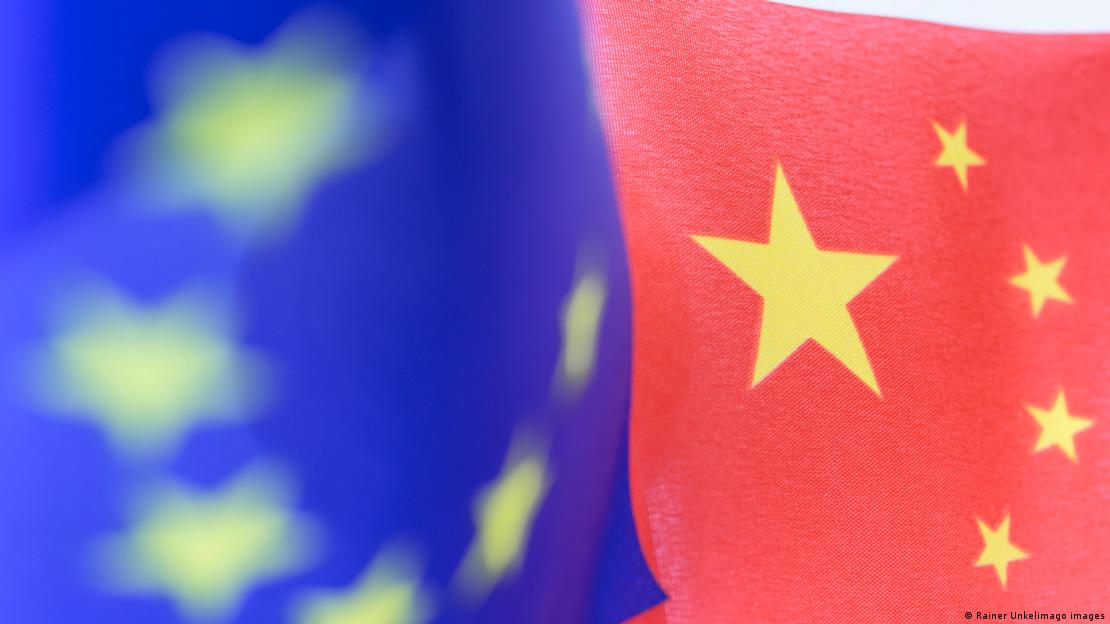 Cores das bandeiras da União Europeia e da China lado a lado