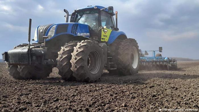 Ukrainischer Traktor bearbeitet ein Feld
