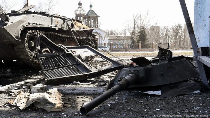 Ukraine Verbrannte militärische Ausrüstung und eine bei einem Granatenangriff beschädigte Kirche in der Stadt Wolnowacha