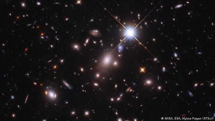 A través del telescopio Hubble se ve solo como un puntito de tres píxeles, pero es, en realidad, la estrella más lejana y antigua nunca observada. 