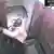 Das Bild eines Überwachungsvideos, auf dem der Täter einen Mann schlägt (Foto: AP)