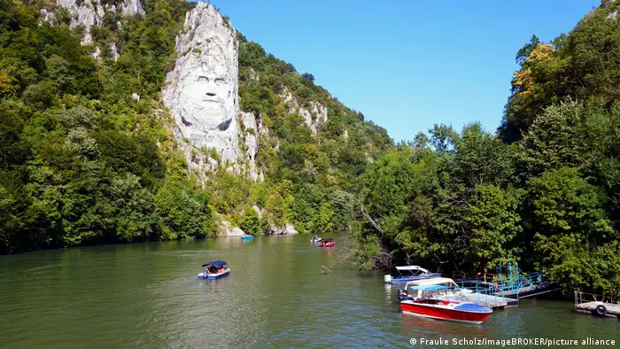 Eine Felsstatue des Dakerkönigs Decebalus am Ufer der Donau