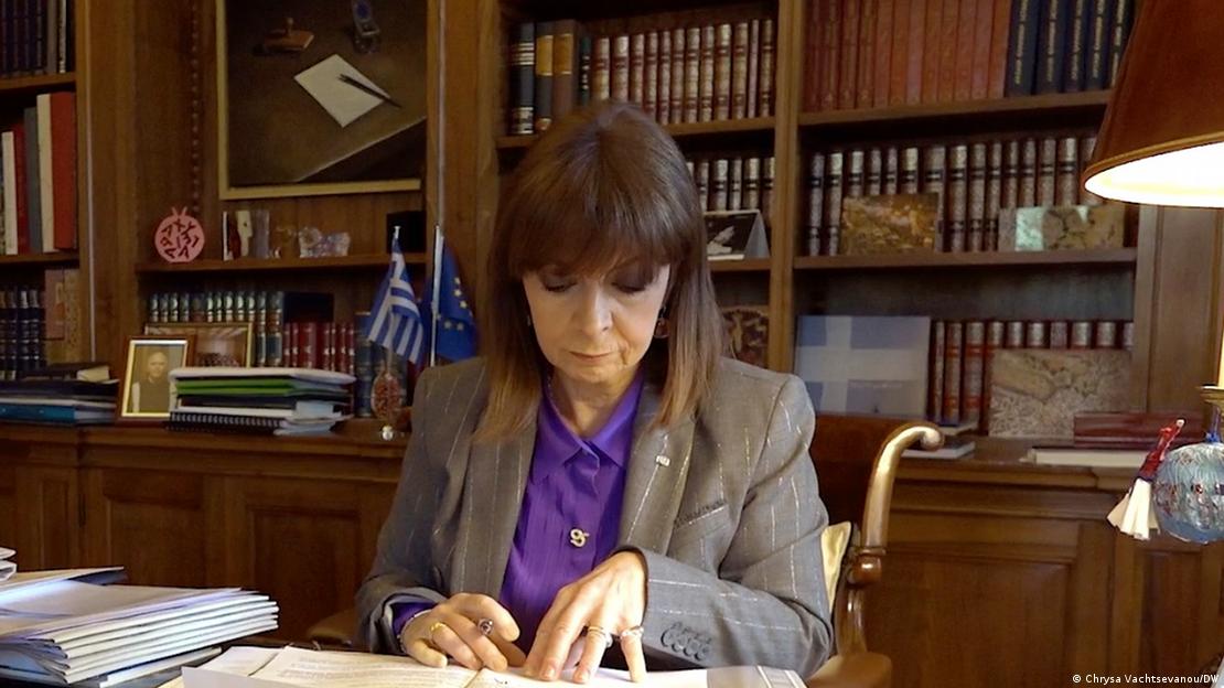 Katerina Sakellaropoulou duke shkruar Katerina Sakellaropoulou duke shkruar