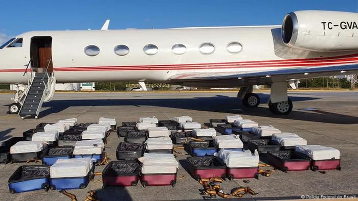 4 Ağustos 2021'de Brezilya'da polis kontrolünde yakalanan özel Türk jetinde, sonradan kokain dolu olduğu anlaşılan her biri yaklaşık 54 kilo ağırlığında 24 adet valiz ele geçirildi.
