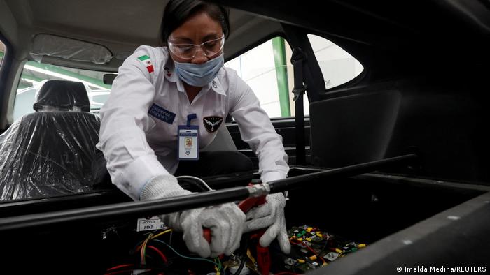 कार, महिलाओं द्वारा
मेक्सिको की एक इलेक्ट्रिक कार फैक्ट्री में महिला मकैनिकों की भरमार है. इस फैक्ट्री की मालिक नजारेथ ब्लैक भी एक महिला हैं.