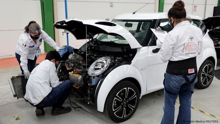 Fábrica de automóviles eléctricos Zacua, en Puebla, construidos mayormente por mujeres.