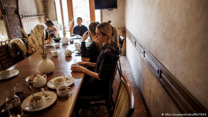 Ukraine | Starkoch Ievgen Klopotenko eröffnet Restaurant mit kostenlosem Essen für Flüchtlinge in Lwiw