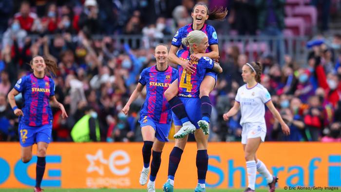 Clásico en el Camp Nou rompe récord de asistencia en el fútbol femenino |  Europa al día | DW | 31.03.2022