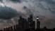 Perfil de edifícios de Moscou contra céu tempestuoso Perfil de edifícios de Moscou contra céu tempestuoso