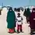 نساء في مخيم روج شمال شرق سوريا حيث يحتجز أقارب الأشخاص المشتبه في انتمائهم إلى تنظيم الدولة الإسلامية