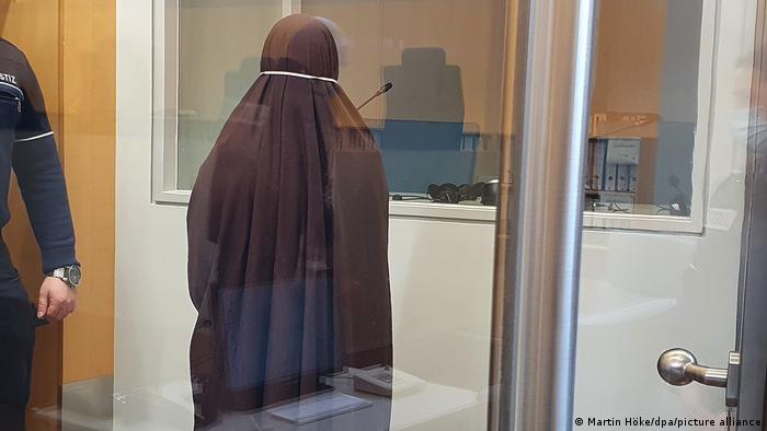 जर्मनी पहुंचने के बाद चार महिलाओं को तुरंत गिरफ्तार कर लिया गया