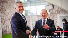 Bundeskanzler Olaf Scholz (l, SPD) empfängt Karl Nehammer, Bundeskanzler von Österreich, mit militärischen Ehren vor dem Bundeskanzleramt. +++ dpa-Bildfunk +++