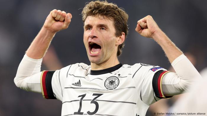 Thomas Muller viert feest met zijn vuisten en het openen van zijn mond na een doelpunt in de interland tussen Duitsland en Liechtenstein