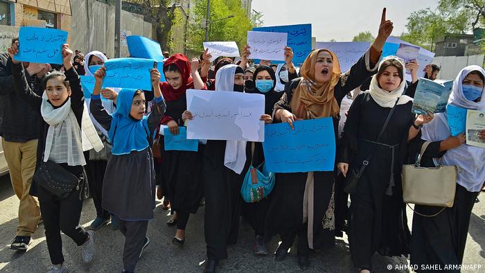 हाईस्कूल खोलने की मांग को लेकर प्रदर्शऩ करती अफगान लड़कियां