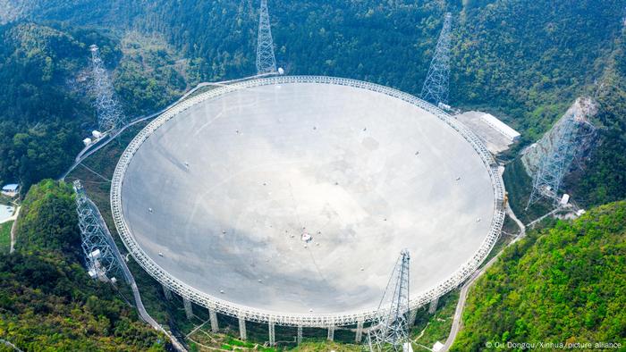 Jian y su equipo proponen enviar su mensaje desde el Allen Telescope Array, en el norte de California, o desde el radiotelescopio esférico de cinco centenares de metros de apertura (FAST), en China (foto).