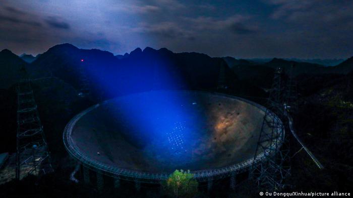 El equipo determinó que el radiotelescopio esférico de quinientos metros de apertura (FAST) en China (foto) estaría bien posicionado para enviar el mensaje a extraterrestres.