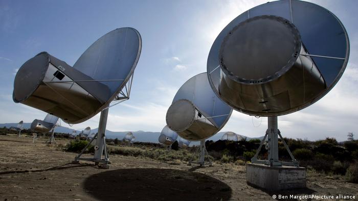Los radiotelescopios del Allen Telescope Array se ven en Hat Creek, California.