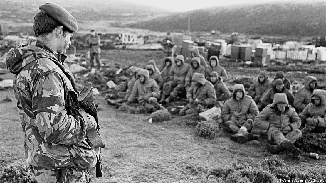 Британски војник контролира аргентински заробеници по Фолкландската војна. април 1982