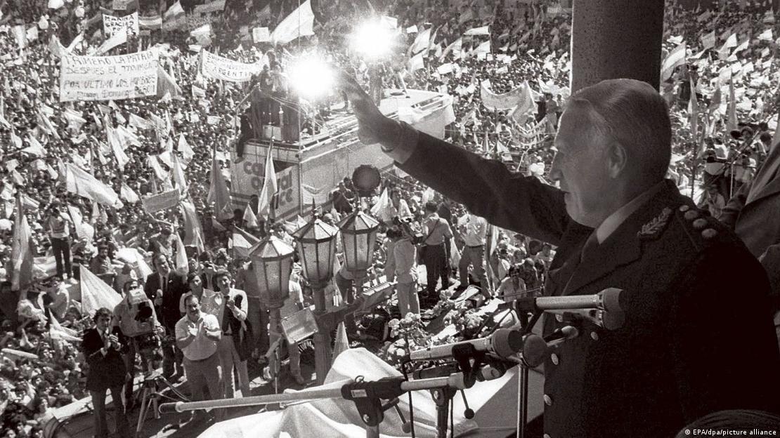 Ex-presidente argentino Leopoldo Fortunato Galtieri saúda participantes de comício em 2 de abril de 1982