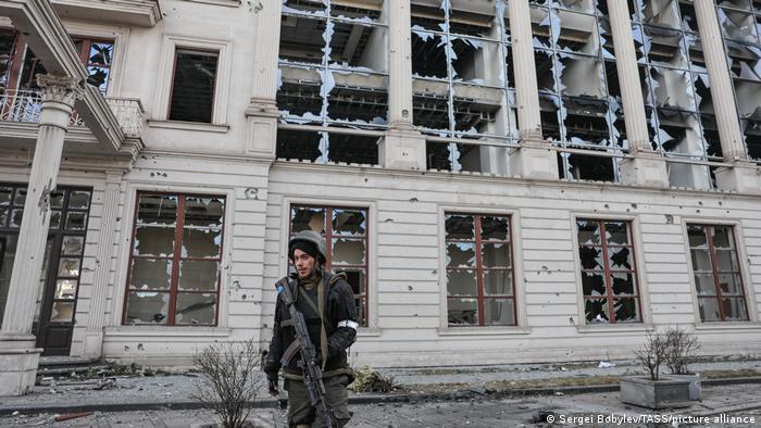 Ukraine Mariupol | Soldat der Volksrepublik Donezk vor zertsörtem Gebäude