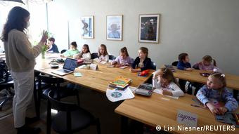 Klasa për Ukrainën, klasë mikpritjeje për fëmijët ukrainas në Berlin. Në Gjermani refugjatët nga Ukraina i mirëpresin bujarisht, shkruan Auron Dodi.