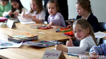 Një vajzë reagon duke ndjekur mësimin në Klasën për Ukrainën, në Berlin