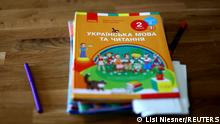 Ein Schulbuch für geflüchtete Kinder aus der Ukraine liegt auf einem Tisch in einer Berliner Schule (Quelle: LIsi Niesner/Reuters)