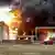 这是俄罗斯紧急情况部发布的视频截屏，显示消防员正试图扑灭俄罗斯别尔哥罗德燃料库的火灾