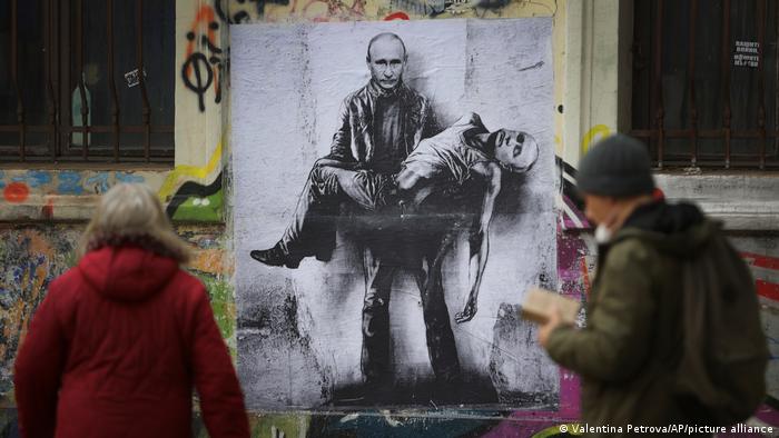 Streetart u Sofiji: Putin nosi svoje mrtvo tijelo