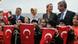 Der deutsche Bundespräsident Christian Wulff (r) und seine Ehefrau Bettina (2.v.r.) sowie der Präsident der Republik Türkei, Abdullah Gül (l.) und Ehefrau Hayrünnisa Gül, auf dem Flughafen in Kayseri (Foto: dpa) Der deutsche Bundespräsident Christian Wulff (r) und seine Ehefrau Bettina (2.v.r.) sowie der Präsident der Republik Türkei, Abdullah Gül (l.) und Ehefrau Hayrünnisa Gül, auf dem Flughafen in Kayseri (Foto: dpa)