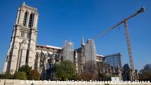 Südseite mit Einrüstung und Kran beim Besuch der Kathedrale Notre-Dame de Paris, in der am 15. April 2019 ein Großbrand entstanden war. Viele Teile des Dachstuhls verbrannten sowie der weltberühmte Vieringsturm aus Holz fiel dem Feuer zum Opfer. Frankreichs Präsident kündigte nach dem Brand den sofortigen Wiederaufbau an.. Paris, 14.11.2021