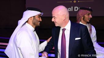 FIFA-Chef Infantino (r.) und Joaan bin Hamad (l.), Präsidetn des Nationalen Olympischen Komitees Katars, schütteln die Hände