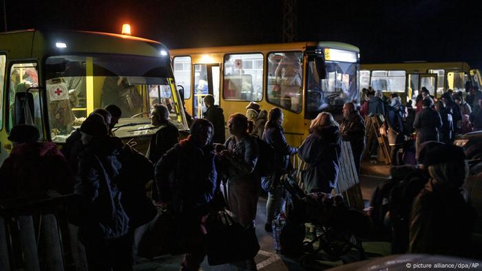 In mehr als 50 Bussen kamen Flüchtlinge aus Mariupol in Saporischschja an 