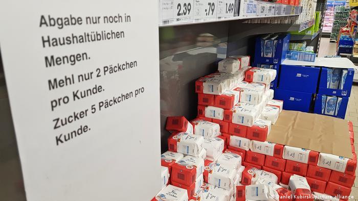 В германски супермаркет: брашно и захар