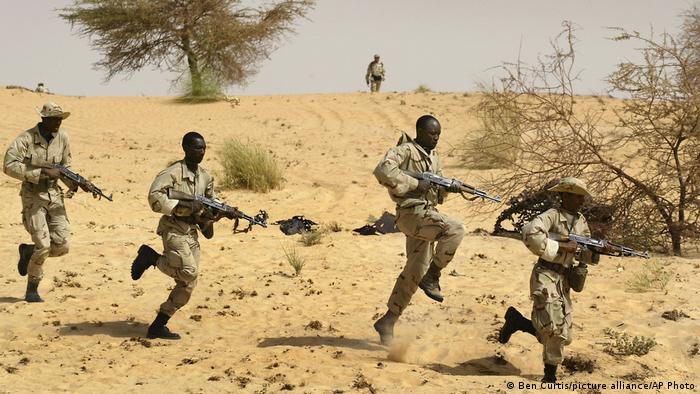 Entrainement de soldats maliens dans le désert, non loin de Tombouctou 