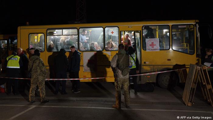 Ukraine-Krieg - Flüchtlinge aus Mariupol landen in Saporischschja