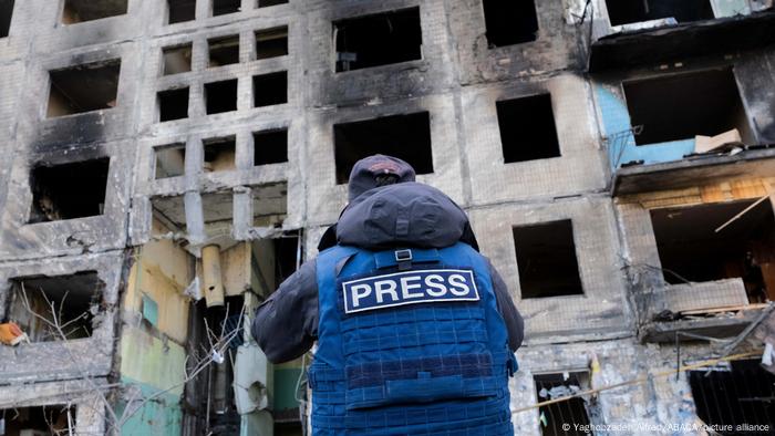 Журналист около разрушенного здания в Киеве (фото из архива)